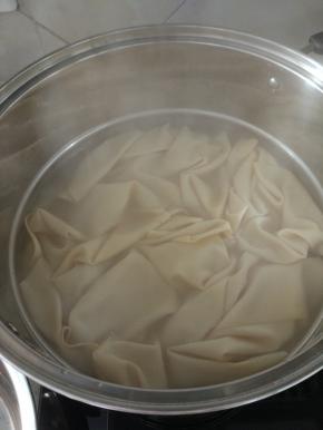 豆皮放热水，煮五分钟，拿出放凉，切细思