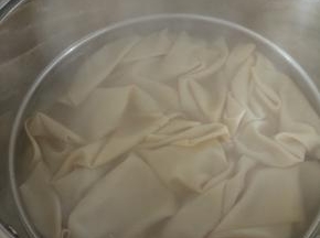 豆皮放热水，煮五分钟，拿出放凉，切细思