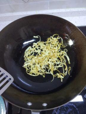 锅内放油烧热爆香 葱加蒜，加入豆芽