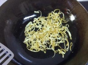 锅内放油烧热爆香 葱加蒜，加入豆芽