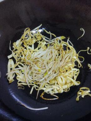 加入豆皮，放入调味料