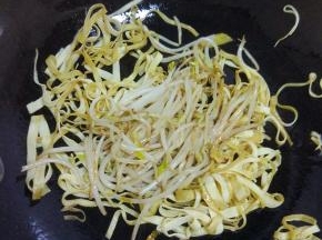 加入豆皮，放入调味料