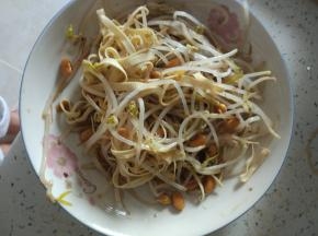 所有材料放入盘内，加入调味料拌匀