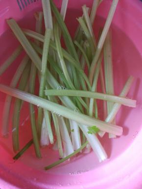 芹菜清洗干净