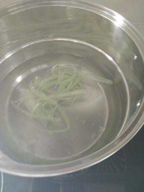 锅内放水烧开，加入芹菜片焯水