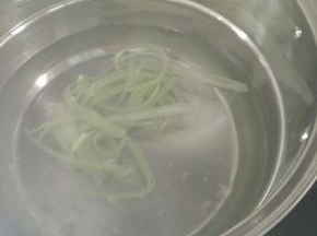 锅内放水烧开，加入芹菜片焯水