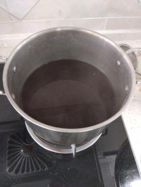 锅内放入准备好的材料，加水烧开