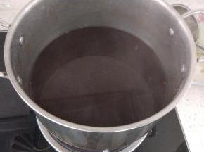 锅内放入准备好的材料，加水烧开