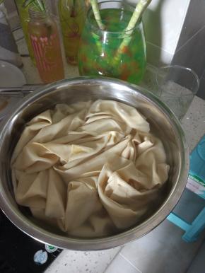 豆皮提前放热水里面煮五分钟，捞出来，放凉水泡一下