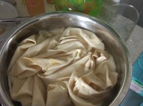 豆皮提前放热水里面煮五分钟，捞出来，放凉水泡一下