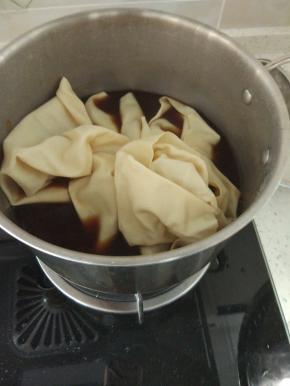放材料的锅，烧开，加入泡好的豆皮