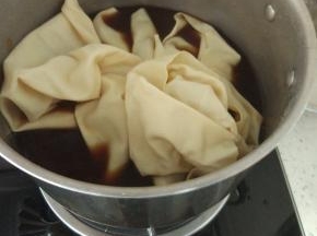 放材料的锅，烧开，加入泡好的豆皮