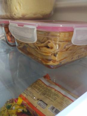 放凉之后，叠整齐，放入保鲜盒，放入冰箱，吃的时候去除切丝即可