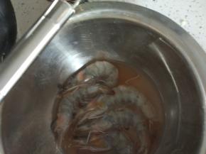 虾去除虾线放入适量的料酒，腌制十五分钟