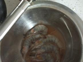 虾去除虾线放入适量的料酒，腌制十五分钟
