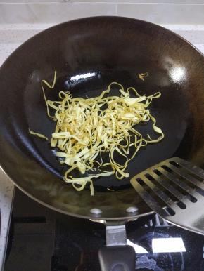 锅内放油烧热加入豆皮翻炒