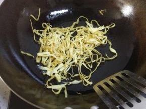 锅内放油烧热加入豆皮翻炒