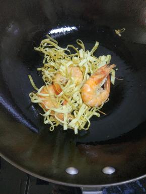 放入腌制好的虾，加入调味料