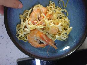 放入适量的水，虾变红之后，五分钟出锅即可