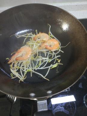 放入虾，加入调味料