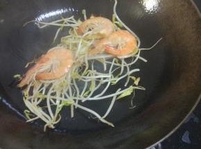 放入虾，加入调味料