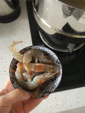 准备虾适量，提前用料酒腌制一下