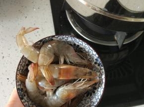 准备虾适量，提前用料酒腌制一下