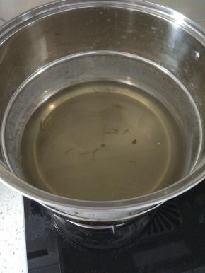 锅内放水，烧开，放适量的料酒，去腥