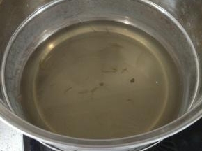 锅内放水，烧开，放适量的料酒，去腥