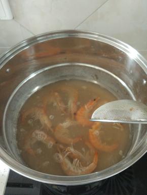 放入虾，煮十五分钟