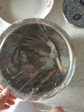 虾去除虾线，和长的须，放料酒腌制十五分钟