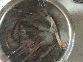 虾去除虾线，和长的须，放料酒腌制十五分钟