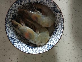 腌制好的虾，拿出，控干水