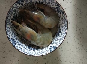腌制好的虾，拿出，控干水