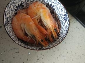 待虾变硬即可