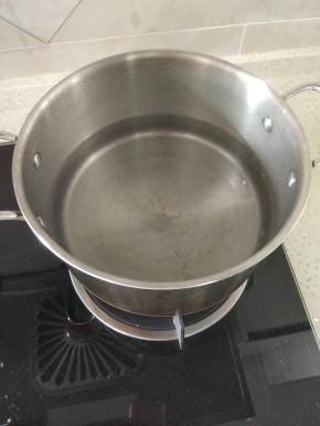 锅内准备凉水
