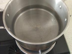 锅内准备凉水