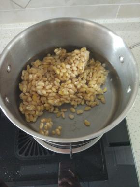 放入黄豆（黄豆易煮烂方法，家里的黄豆清水清洗干净，泡一晚上，拉出控干水分，放入冰箱冷冻室）