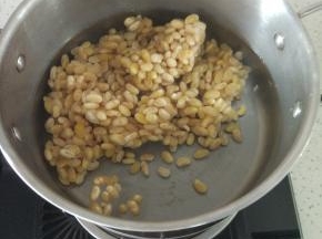 放入黄豆（黄豆易煮烂方法，家里的黄豆清水清洗干净，泡一晚上，拉出控干水分，放入冰箱冷冻室）