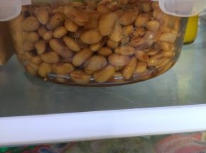 黄豆捞出，放凉装入保鲜盒，放入一点煮黄豆的汁，放入冰箱