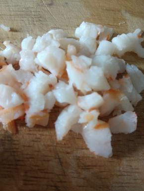 虾煮熟，取虾肉，切碎