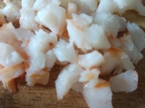 虾煮熟，取虾肉，切碎