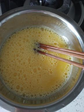 鸡蛋放入盆内，打散，加入适量的清水