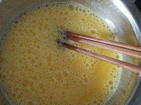 鸡蛋放入盆内，打散，加入适量的清水