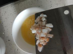 蛋液过筛放入耐热容器内，加入适量的虾蓉