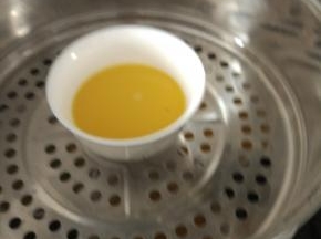 冷水上锅，蒸十五分钟