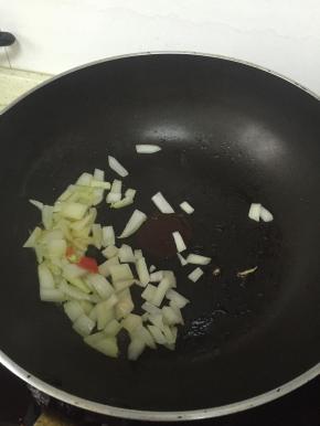 锅里倒入橄榄油，加热，放入洋葱爆香