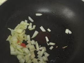 锅里倒入橄榄油，加热，放入洋葱爆香