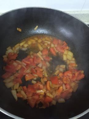 加入少量水，让西红柿出汁