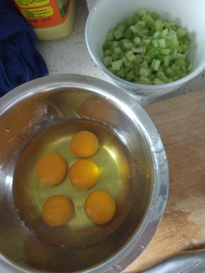 芹菜切细末，加入适量的盐